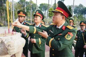 Bộ Tư lệnh TPHCM dâng hương tưởng nhớ các Anh hùng liệt sĩ