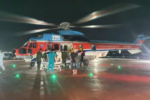 Trực thăng kịp thời đưa 2 bệnh nhân từ Trường Sa và Sinh Tồn về đất liền cấp cứu