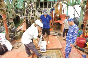 Vùng Cảnh sát biển 3 liên tiếp phát hiện 3 vụ chở cát và dầu DO trái phép