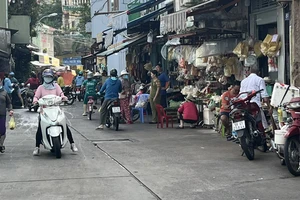 Giải tỏa chợ Chim Xanh (quận 11, TPHCM): Tiểu thương mong có chỗ buôn bán mới