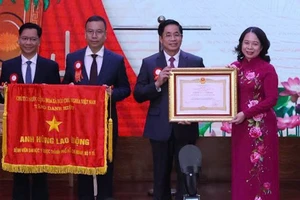 Bệnh viện Đại học Y Dược TPHCM nhận danh hiệu Anh hùng lao động