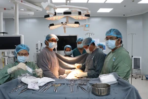 Tổ chức dạy học 2 buổi/ngày không thu phí, tiến tới miễn viện phí toàn dân