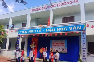 Học sinh nô nức đến trường...