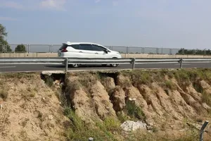 Khắc phục xong xói lở trên đường cao tốc Vĩnh Hảo - Phan Thiết