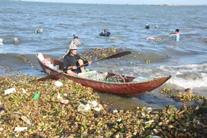 Du lịch biển Bà Rịa - Vũng Tàu: Căng thẳng vì rác xâm chiếm bờ cát