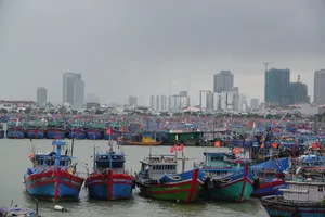 Người dân miền Trung tích trữ lương thực, ứng phó bão lũ