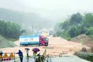Căng mình chống chọi lũ dữ, sạt lở
