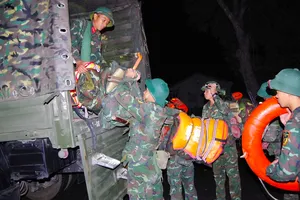 Người dân miền Trung lại trắng đêm ứng phó bão dữ