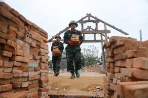 Các tỉnh Nam Trung bộ: Nỗ lực đưa học sinh trở lại trường, dựng lại nhà cửa