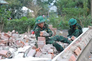 Đồng loạt dựng lại nhà để dân đón tết