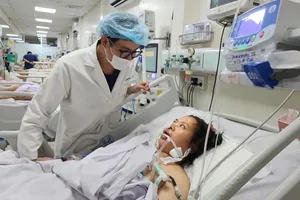 Trao 75 triệu đồng cho mẹ đơn thân nguy kịch