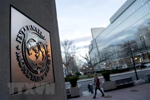 Biểu tượng IMF tại Washington, DC, Mỹ. Ảnh: AFP/TTXVN