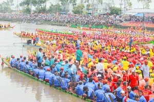 Đồng bào Khmer Nam bộ vào hội đua ghe Ngo