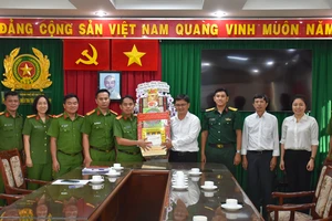 Lãnh đạo TPHCM thăm, chúc tết lực lượng vũ trang và gia đình đồng chí Bùi Văn Ngữ