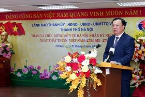 Đồng chí Đinh Tiến Dũng, Bí thư Thành ủy phát biểu chúc mừng cán bộ, y, bác sĩ ngành y tế Hà Nội. Ảnh: web Sở Y tế HN