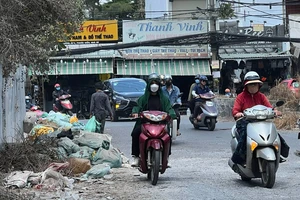 Bãi rác tự phát trên những chiếc cầu