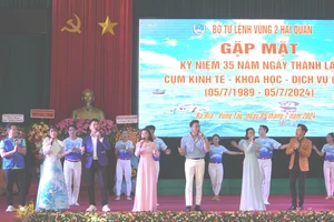 Chương trình văn nghệ do các nghệ sĩ đến từ TPHCM thể hiện tại buổi gặp mặt kỷ niệm 35 năm ngày thành lập Tiểu đoàn DK1