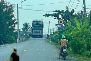 Những cây cầu mất an toàn vì không có đèn tín hiệu giao thông