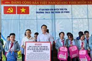 Fahasa tặng quà cho học sinh vùng lũ trị giá gần 3 tỷ đồng