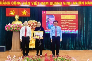 Trưởng Ban Dân vận Thành ủy TPHCM Nguyễn Mạnh Cường cùng Bí thư Quận ủy quận 6 Ma Xuân Việt trao Huy hiệu Đảng đến đảng viên cao tuổi ở phường 10 (quận 6)