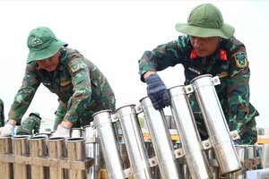 Cần Thơ: Bắn pháo hoa tầm cao trên sông trong đêm giao thừa