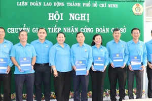 Trao quyết định chuyển giao, tiếp nhận CĐCS giữa các công đoàn cấp trên trực thuộc hệ thống Công đoàn TPHCM