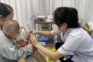 Tiêm vaccine sởi đầy đủ cho trẻ em nhằm phòng ngừa dịch sởi