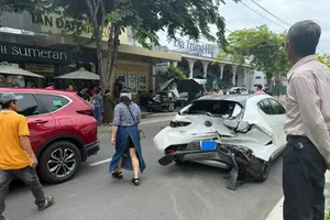 Xe ô tô gây tai nạn liên hoàn khiến 3 người bị thương