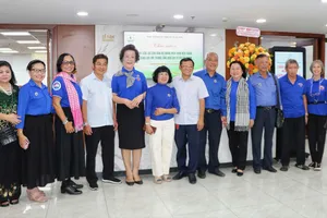 Ban liên lạc cựu cán bộ Đoàn phía Nam thăm Trung tâm Báo chí TPHCM