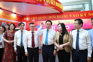 Đông đảo công chúng và thế hệ làm báo về dự khai mạc Hội báo toàn quốc 2025