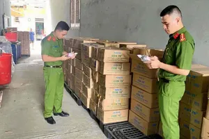 Phòng Cảnh sát Điều tra tội phạm về tham nhũng, kinh tế, buôn lậu và môi trường Công an tỉnh Hà Tĩnh kiểm tra các sản phẩm cồn y tế Ethanol tại Công ty TNHH Đầu tư Dược phẩm Ngân Hà