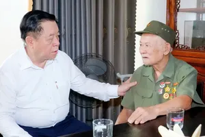 Trưởng Ban Tuyên giáo và Dân vận Trung ương thăm, tặng quà thương binh, gia đình chính sách tại Nghệ An