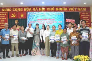 Báo Sài Gòn Giải Phóng tặng quà tri ân gia đình có công với cách mạng tại xã Hưng Long ngày 28-7-2025. Ảnh: VIỆT NGA