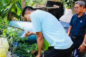 Phường “điểm nóng” về sốt xuất huyết ra quân diệt lăng quăng