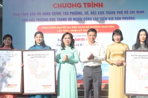 Tặng bản đồ hành chính 168 phường, xã, đặc khu của TPHCM cho các trường học