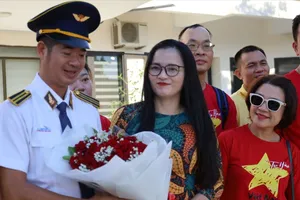 Du khách thích thú với đoàn tàu chất lượng cao Hà Nội - Đồng Hới