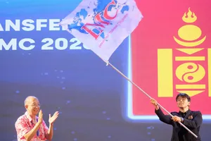 Ban tổ chức trao cờ đăng cai IMC 2026 cho đoàn Mông Cổ. Ảnh: XUÂN QUỲNH