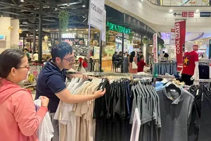Người tiêu dùng mua sắm tại AEON Mall Tân Phú Celadon, TPHCM, chiều 20-8