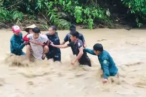Vượt dòng nước xiết đưa người dân vùng nguy cơ sạt lở, lũ quét đến nơi an toàn
