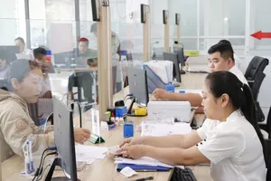 Công chức Trung tâm Phục vụ hành chính công phường An Phú Đông tiếp nhận, giải quyết thủ tục hành chính cho người dân