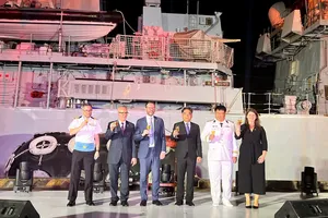 Phó Chủ tịch UBND TPHCM Nguyễn Lộc Hà, Đại sứ Anh tại Việt Nam Iain Frew, Đặc phái viên Thương mại Anh tại Việt Nam Matt Western và các đại biểu tham dự lễ kỷ niệm sinh nhật Nhà Vua Charles đệ Tam của Vương quốc Anh. Ảnh: PHƯƠNG NAM