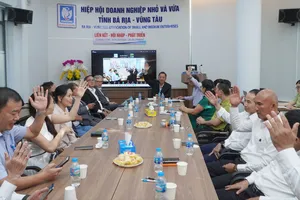 Các Ủy viên Ban Chấp hành Hiệp hội Doanh nghiệp nhỏ và vừa TPHCM biểu quyết thông qua công tác nhân sự