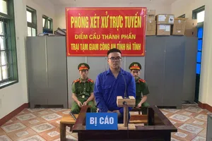 Bị cáo Trần Quang Huy tại phiên xử trực tuyến, được kết nối từ Trại tạm giam Công an tỉnh Hà Tĩnh tới phòng xét xử của Tòa án nhân dân tỉnh Hà Tĩnh, sáng 25-9 