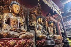 Ba pho tượng Tam Thế, Bảo vật quốc gia, tại chùa Bút Tháp, Bắc Ninh