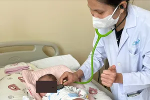 Bác sĩ thăm khám cho bệnh nhi sau phẫu thuật