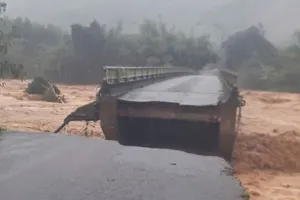 Mưa lũ đánh sập mố cầu Leno