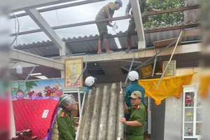 Cà Mau: Lốc xoáy làm sập và hư hỏng 20 căn nhà