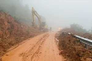 Đèo Đại Ninh đã thông tuyến sau nhiều giờ bị sạt lở