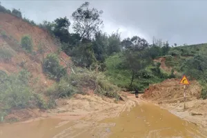 Quảng Ngãi: Thông xe tạm thời một số điểm sạt lở trên đèo Lò Xo