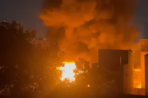 Hỏa hoạn thiêu rụi kho phế liệu giữa khu dân cư ở TPHCM